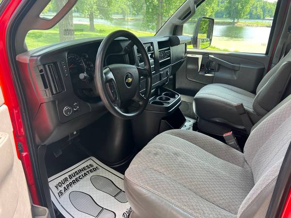 2016 Chevrolet Express Box Truck G3500 - $18,900 (Forsyth, MO)