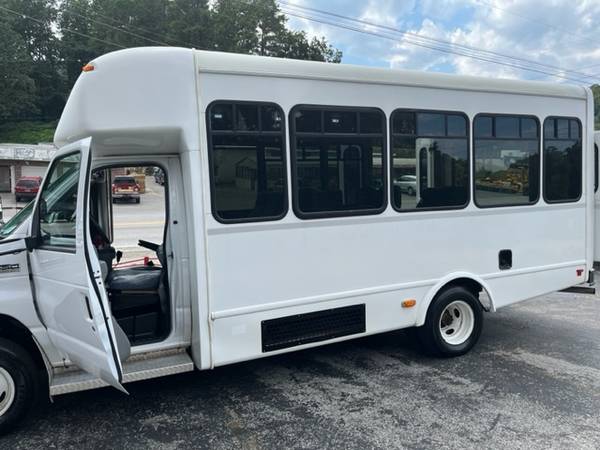 2016 FORD E450 SUPER DUTY BUS - $15,950 (BULLDOG MOTORS CHATTANOOGA TENNESSEE)