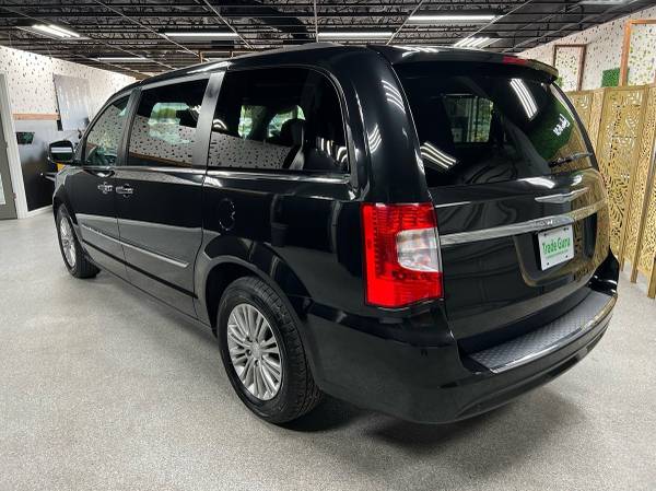 2016 Chrysler Town & Country Mini Van Touring-L Anniversary Edition Passenger Va - $16,991 (Trade Guru)