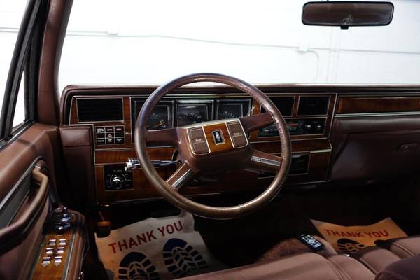 1989 Lincoln Town Car Signature Series RWD 5.0L V8 Fuel Injected - $8,485 (Addison IL (Xchange Motors) 6305010995)