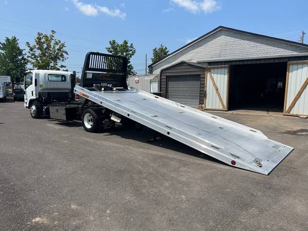 2018 ISUZU NRR ROLLBACK TRUCK 5.2 LITER I4 DIESEL 74K MILES 1 OWNER - $54,988 (Murfreesboro)