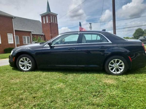 2019 Chrysler 300 TOURING - $21,900 (Hickory, NC)