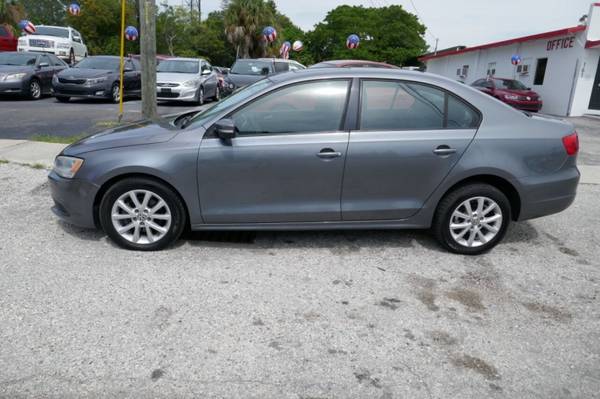 2012 Volkswagen Jetta SE 4dr Sedan 6A w/ Convenience and Sunroof - $8,995