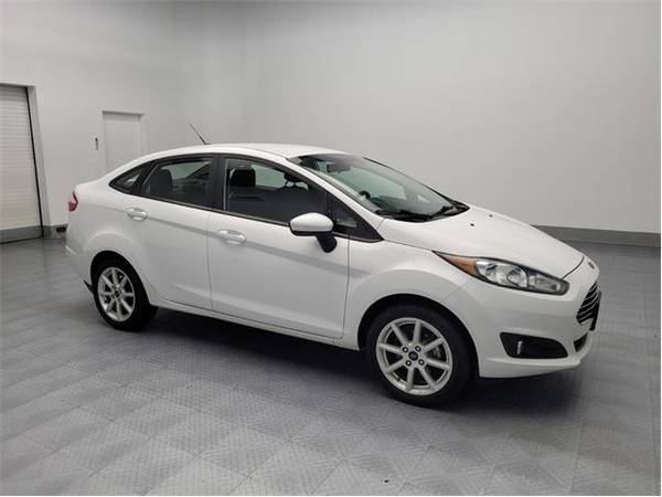 2019 Ford Fiesta SE - sedan (Ford Fiesta White)