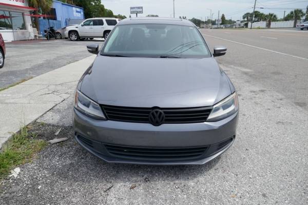 2012 Volkswagen Jetta SE 4dr Sedan 6A w/ Convenience and Sunroof - $8,995