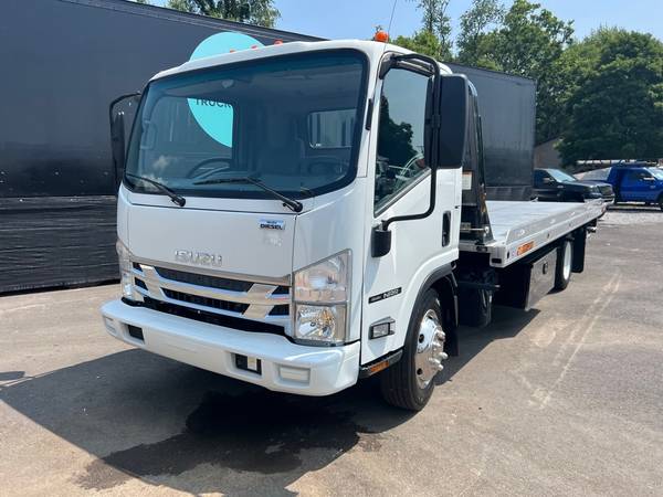 2018 ISUZU NRR ROLLBACK TRUCK 5.2 LITER I4 DIESEL 74K MILES 1 OWNER - $54,988 (Murfreesboro)