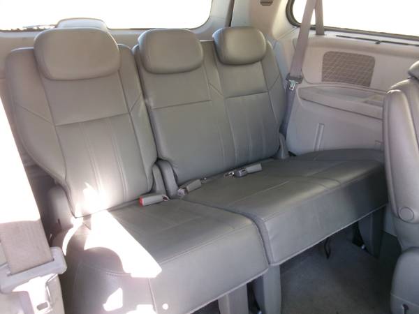 2008 Chrysler Town  Country Touring - $2,900 (Wilmington)