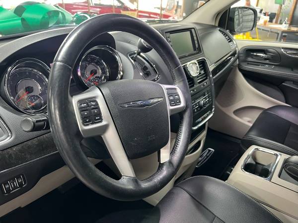 2016 Chrysler Town & Country Mini Van Touring-L Anniversary Edition Passenger Va - $16,991 (Trade Guru)