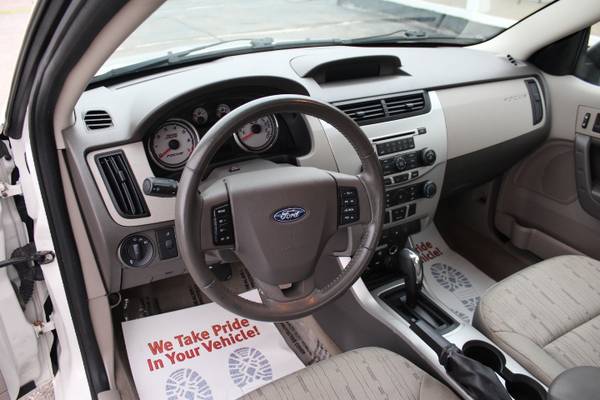 2011 Ford Focus SE Sedan *GAS SAVER* - $5,995 (Clinton Township)