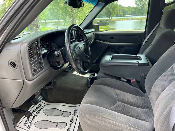 2004 Chevy Silverado 3500 Crew Cab 4WD SRW 8.1 - $22,900 (Forsyth, MO)