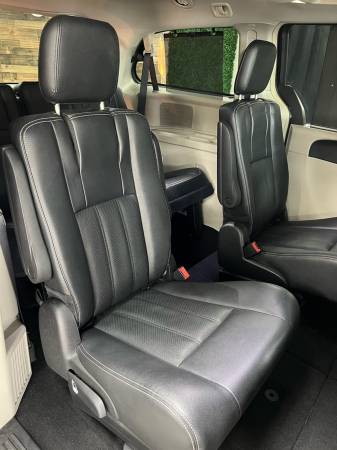 2016 Chrysler Town & Country Mini Van Touring-L Anniversary Edition Passenger Va - $16,991 (Trade Guru)