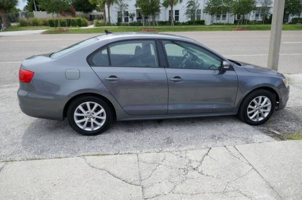 2012 Volkswagen Jetta SE 4dr Sedan 6A w/ Convenience and Sunroof - $8,995