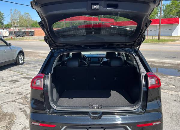 2017 Kia Niro Touring - $8,500 (Dexter, MO)