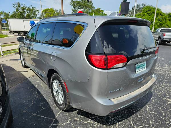 2017 Chrysler Pacifica - Leather, Heated Seats, Backup Cam, Smooth V6 - $14,498 (3535 Cleveland Avenue, Ft. Myers, FL)