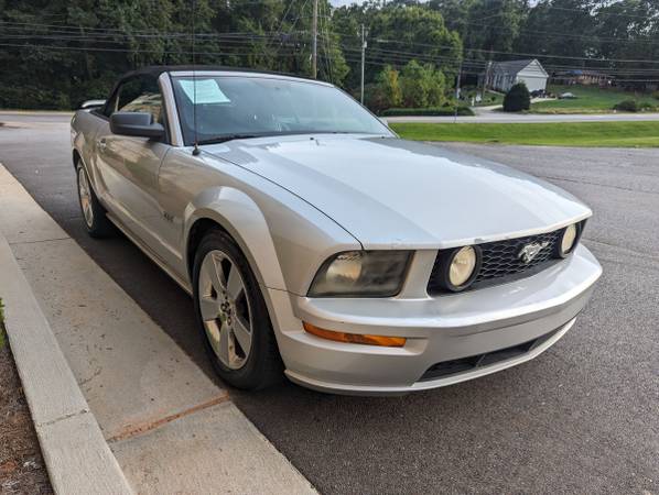 MUSTANG GT CONVERTIBLE  AUTOMATIC LOW MILES ONLY 102K  V8  LEATHER 1 OWNER - $7,700 (Cumming)