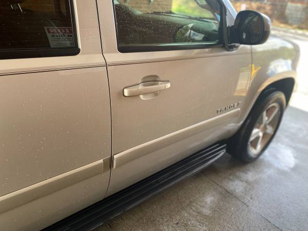 09 Chevrolet Tahoe LT  //  4WD //  179k - $9,900