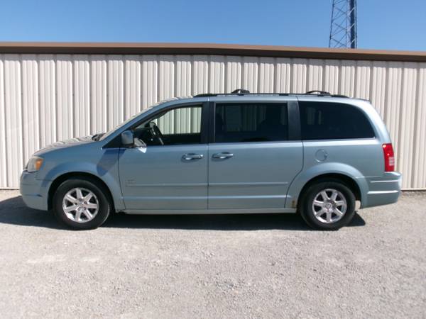 2008 Chrysler Town  Country Touring - $2,900 (Wilmington)