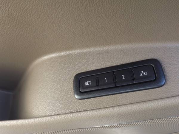 2015 CHEVROLET SUBURBAN 2WD 4DR LT with Seat, third row manual 60/40 split-f - $29,990 (Tu Trabajo Es Tu Aprovacion!)