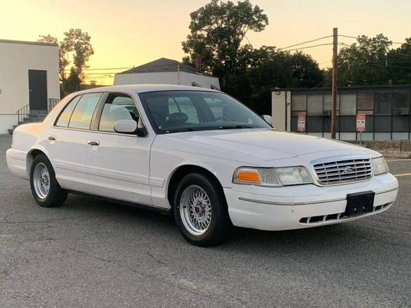 2001 Ford Crown Victoria - Financing Available! - $5950.00
