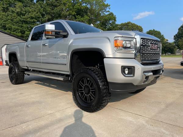 2019 GMC Sierra 2500 Denali Crew Cab 4WD - $54,900 (WE DELIVER ANYWHERE)