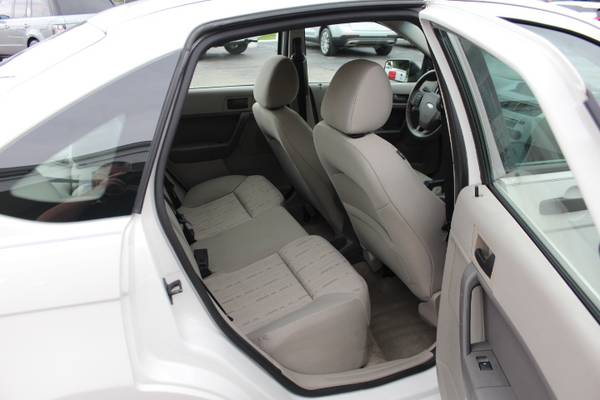 2011 Ford Focus SE Sedan *GAS SAVER* - $5,995 (Clinton Township)