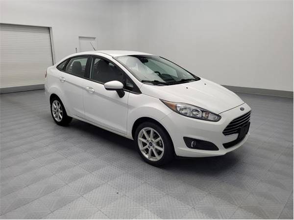 2019 Ford Fiesta SE - sedan (Ford Fiesta White)