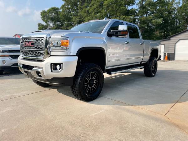 2019 GMC Sierra 2500 Denali Crew Cab 4WD - $54,900 (WE DELIVER ANYWHERE)