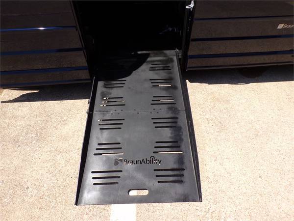 17 DODGE GRAND CARAVAN GT WHEELCHAIR HANDICAP MOBILITY PWR RAMP VAN - $35,500 (Irving, TX)