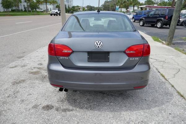 2012 Volkswagen Jetta SE 4dr Sedan 6A w/ Convenience and Sunroof - $8,995