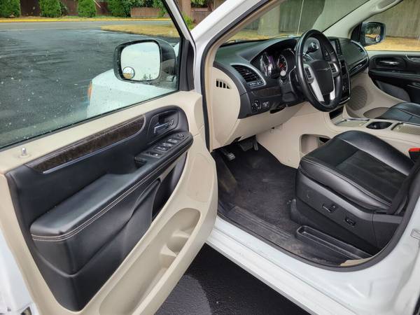 2015 Chrysler Town and Country Touring-L - $14,881
