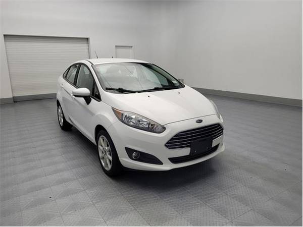 2019 Ford Fiesta SE - sedan (Ford Fiesta White)