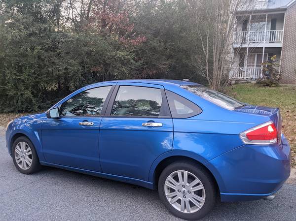 31 SERVICE RECORDS -SKY BLUE 2011 FORD FOCUS SEL - LEATHER AND SUNROOF - $5,500 (Powder Springs)