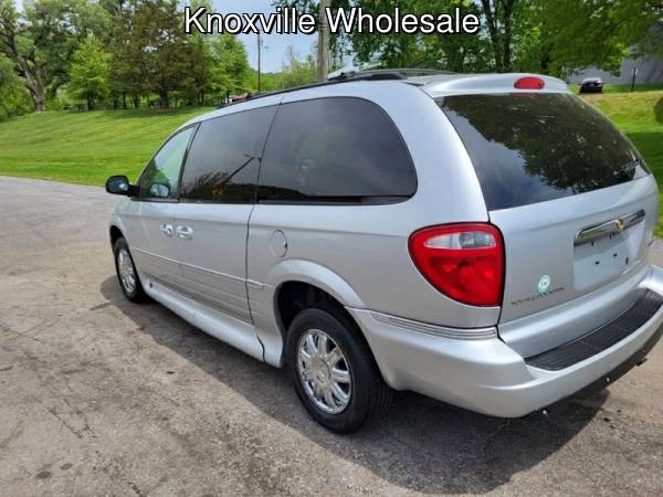 2007 Chrysler Town and Country WHEELCHAIR ACCESSIBLE VAN - $8,750 (knoxville)