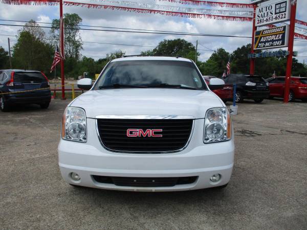 2011 GMC YUKON SUV 4-DR - SE HABLA ESPANOL (+ WE HAVE FINANCING APPROVALS FOR ALL CREDIT TYPES!)