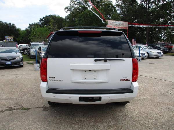 2011 GMC YUKON SUV 4-DR - SE HABLA ESPANOL (+ WE HAVE FINANCING APPROVALS FOR ALL CREDIT TYPES!)