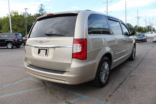 2013 Chrysler Town and Country Touring L*LOADED* - $10,995 (Clinton Township)