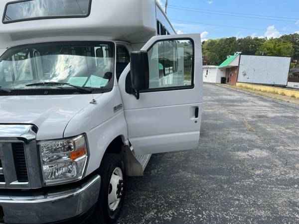 2016 FORD E450 SUPER DUTY BUS - $15,950 (BULLDOG MOTORS CHATTANOOGA TENNESSEE)