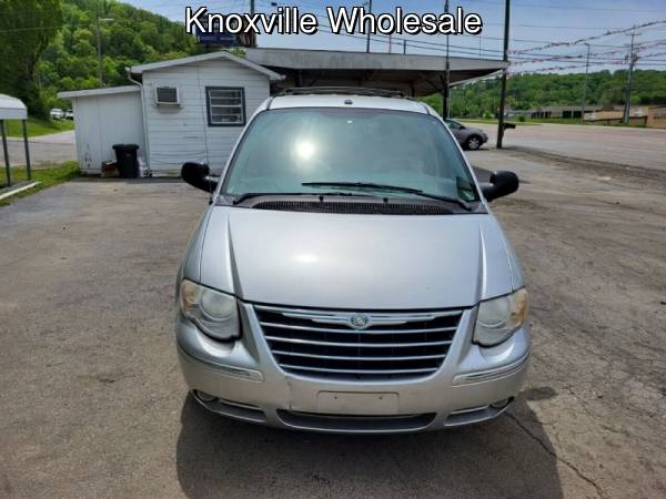 2007 Chrysler Town and Country WHEELCHAIR ACCESSIBLE VAN - $8,750 (knoxville)