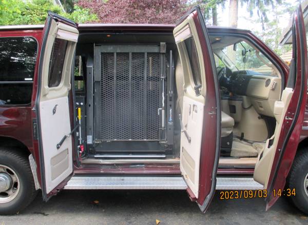 2010 Ford E150 Wheelchair Van - $22,000 (Courtenay, B.C.)