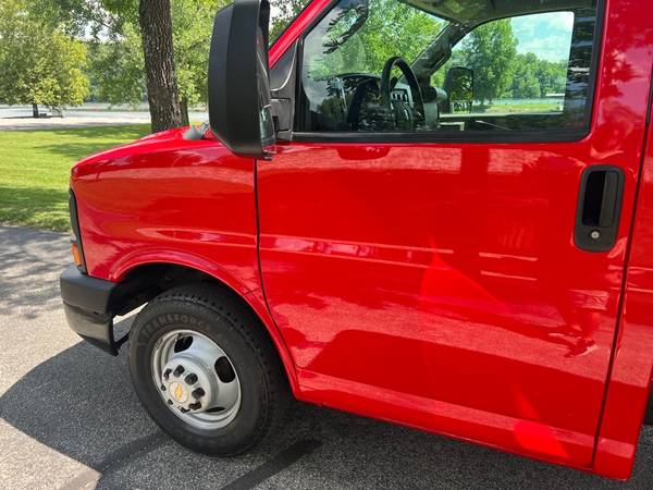 2016 Chevrolet Express Box Truck G3500 - $18,900 (Forsyth, MO)