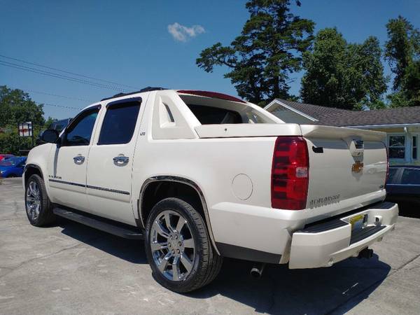 2012 *Chevrolet* *Avalanche *4WD Crew Cab LTZ* WHITE - $16,900 (Carsmart Auto Sales /carsmartmotors.com)