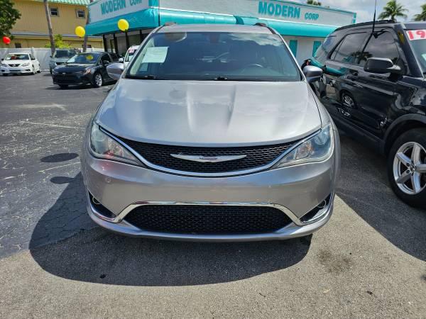 2017 Chrysler Pacifica - Leather, Heated Seats, Backup Cam, Smooth V6 - $14,498 (3535 Cleveland Avenue, Ft. Myers, FL)