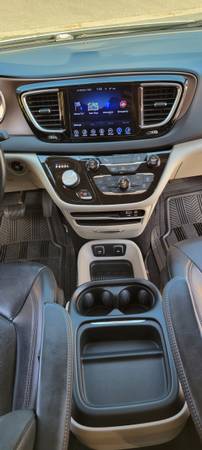 Chrysler Pacifica - $21,995 (BURLINGTON)